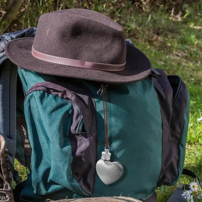 1PC Outdoor Hip Flask Portable Wine Pot Small Hip Flask Heart Shaped Flask Stainless Steel Wine Flask Water Bottle